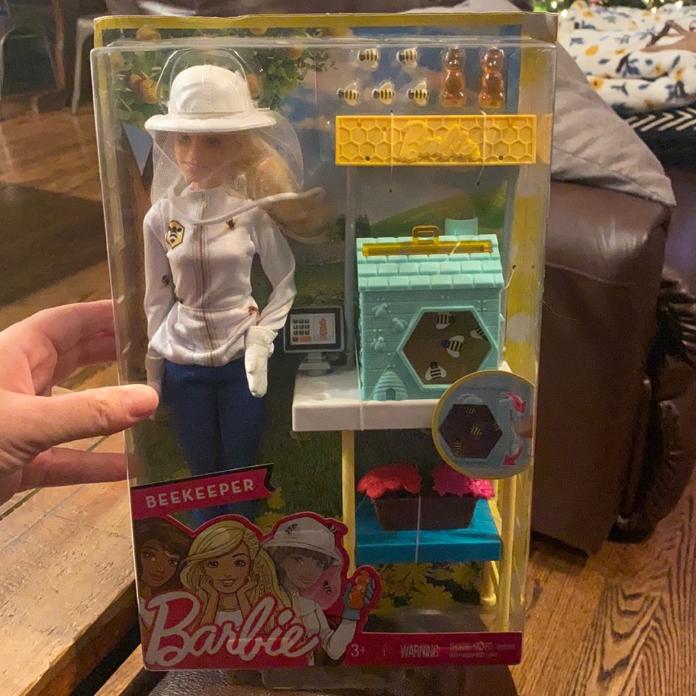 Barbie BeeKeeper Play set; New in box